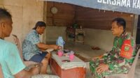 Komsos dengan Warga, Babinsa Koramil 04/Membalong Pantau Wilayah Binaan