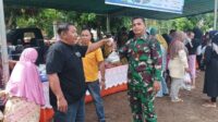 Anggota Koramil 414-05/Kelapa Kampit Monitoring Pasar Murah 