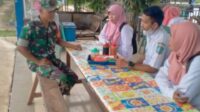 Cegah Penyakit Kaki Gajah, Anggota Koramil 414-05/Kelapa Kampit Bersama Petugas Puskesmas Gelar Komsos