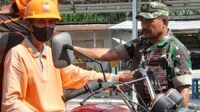Jalin Keakraban dengan Warga, Babinsa Bantu Warga di Wilayah Desa Binaan
