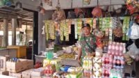 Babinsa Koramil Membalong Cek Ketersediaan dan Harga Sembako di Pasar Tradisional