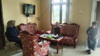 Babinsa Koramil 04/Membalong Jalin Komsos di Kantor Desa Lassar