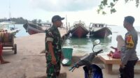 Babinsa Koramil 04/Membalong dan Babinkamtibmas Komsos di Pelabuhan Penyebrangan 