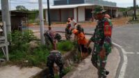 Hadapi Musim Hujan, Koramil 04 Membalong Bersama Polsek dan Warga Kerja Bakti Bersihkan Saluran Air