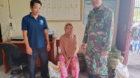 Babinsa Monitoring Pembagian Bantuan Beras dari Bulog Untuk Masyarakat Kurang Mampu