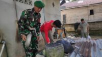 Cegah DBD, Babinsa Bersihkan Lingkungan Pemukiman Warga