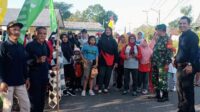 Babinsa Monitoring Acara Jalan Sehat di Desa Sijuk