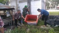 Cegah DBD, Babinsa Bersihkan Lingkungan di Sekitaran Pemukiman Warga