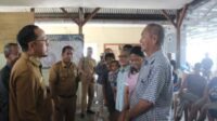 Kunjungi 2 Desa, Bupati Algafry Serahkan Bantuan di Bukit Kijang dan Kayu Besi