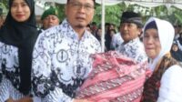 Bupati Algafry Berikan Cinderamata Kepada Kepala Sekolah dan Guru yang Memasuki Purnabakti