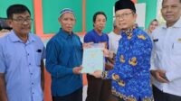 Algafry Serahkan 505 Sertifikat Tanah Kepada Warga Koba