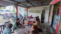 Wujudkan Kemanunggalan TNI-Polri dengan Rakyat, Babinsa Bersama Babinkamtibmas Komsos di Desa Binaan
