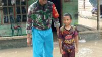 Aksi Babinsa Koramil 414-04/Membalong Bantu Warga Binaan yang Terdampak Banjir