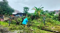 Babinsa Manggar Bersama Warga Binaan Laksanakan Gotong Royong