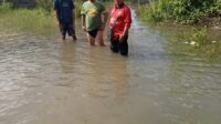 Babinsa Koramil 01/Tanjung Pandan Sertu Iwantoro Memantau Banjir di Desa Binaan