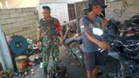 Jalin Kebersamaan dengan Warga, Babinsa Desa Lasar Komsos di Wilayah Desa Binaan