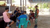 Babinsa Eratkan Komsos Bersama Para Pemuda di Wilayah Binaan
