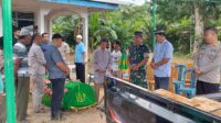 Turut Belasungkawa, Babinsa Kelapa Kampit Melayat Warga Binaan 
