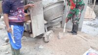 Babinsa Koramil 04/Membalong Bantu Masyarakat Desa Bantan Bangun Masjid