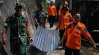 Rumah Warga Rusak Tertimpa Pohon, Babinsa Kelurahan Kota Dampingi BPBD Belitung Serahkan Bantuan 