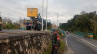 Babinsa Koramil 414-01/Tanjung Pandan Monitoring Pemasangan Lampu Jalan 