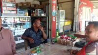 Komsos dengan Warga, Babinsa Koramil 04/Membalong Pantau Wilayah Binaan