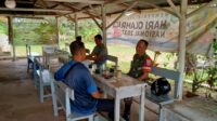 Komsos dengan Danru Linmas, Babinsa Desa Padang Bahas Ketertiban dan Keamanan Wilayah Terkait Tahapan Pemilu