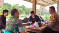 Pantau Wilayah Binaan, Babinsa Bersama Bhabinkamtibmas Desa Limbongan Laksanakan Komsos