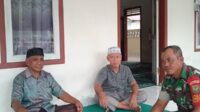 Sembari Ibadah, Babinsa RAMIL 04 Komsos Bersama Pengurus Masjid