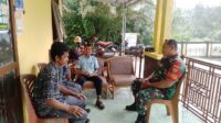 Sukseskan Pemilu 2024, Babinsa Koramil 414-03/Gantung Komsos dengan Perangkat Desa Dendang