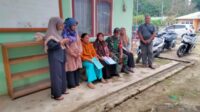 Babinsa Jangkar Asam Melaksanakan Komsos dengan Guru Paud Pertiwi Nusantara Melalui Kegiatan Gotong Royong
