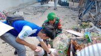 Cegah DBD, Babinsa Bersama UPT Puskesmas Tj. Binga Bersihkan Lingkungan Pemukiman Warga