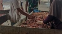 Babinsa Koramil 04/Membalong Komsos dengan Pedagang Sembako di Pasar Tradisional