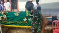 Turut Berduka, Babinsa Desa Mentawak Melayat ke Rumah Warga Binaan