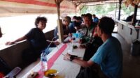 Jalin Silaturahmi, Babinsa Ingatkan Warga Agar Menjaga Ketertiban dan Keamanan Pada Pemilu 2024