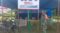 Babinsa Mentawak Monitoring Pembuatan Tempat Pemungutan Suara