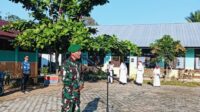 Tanamkan Cinta Tanah Air, Babinsa Manggar Jadi Pembina Upacara di Sekolah