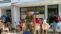Babinsa Lenggang monitoring pembagian Bantuan Sosial PKH dan Sembako Tahap 1