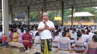 Babinsa Pelepak Pute Ikuti Persembahyangan Umat Hindu di Pura Puseh 