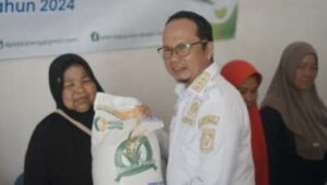 Bupati Bangka Tengah Serahkan Bantuan 10 Kg Beras ke 41 KK di Desa Guntung