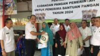 Serahkan Beras Cadangan Pangan, Suryo Harap Ringkan Ekonomi Masyarakat