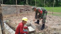 Tumbuhkan Semangat Gotong Royong, Babinsa Bantu Warga Bangun Pondasi Mushola