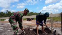 Babinsa 04 Membalong Bantu Proses Pembuatan Kandang Ayam Milik Desa Bantan