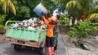 Babinsa Bersama Warga Gotong Royong Bersihkan Lingkungan