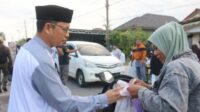Bupati Bangka Tengah Bersama Istrinya Bagi Takjil Gratis Kepada Masyarakat