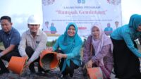 Safriati Safrizal Tinjau Lokasi Pembangunan Rumah Tidak Layak Huni Bagi Suku Sawang di Desa Selingsing