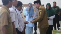 Bupati Algafry Serahkan Beasiswa Prestasi Untuk Pelajar Se-Bangka Tengah