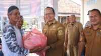 Algafry Serahkan Bantuan Kepada Nelayan dan Pelaku UMKM di Desa Air Mesu Timur