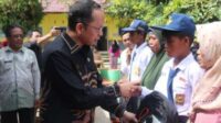 Tingkatkan Semangat Belajar, Algafry Serahkan Perlengkapan dan Peralatan Sekolah Jenjang SD dan SMP