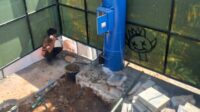 Tangga Masjid Kubah Timah Dibongkar untuk Reklame